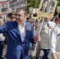 Алексей Дюмин прошел с портретом своих дедов в колонне «Бессмертного полка» - Красное знамя